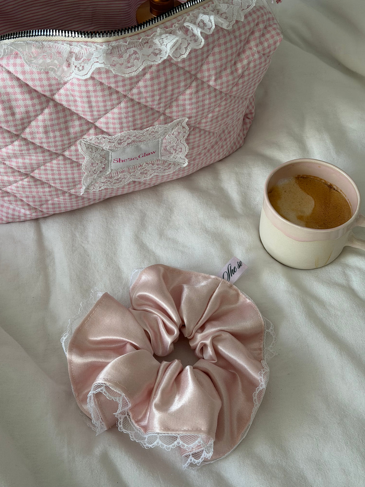 The Gigi Dyson Çantası — Dantelli Pembe Gingham Saç Şekillendirici Organizer