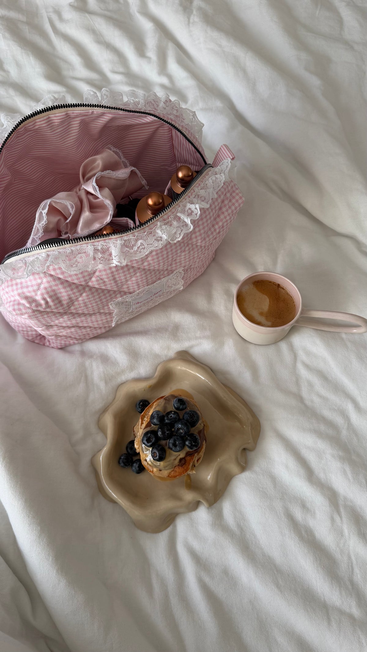 The Gigi Dyson Çantası — Dantelli Pembe Gingham Saç Şekillendirici Organizer