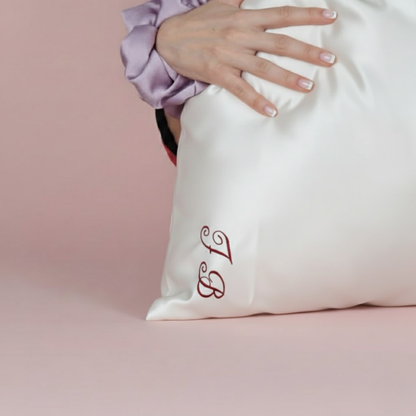 Victoria– İsminize Özel İşlemeli Premium Vegan Saten Güzellik Yastık Kılıfı