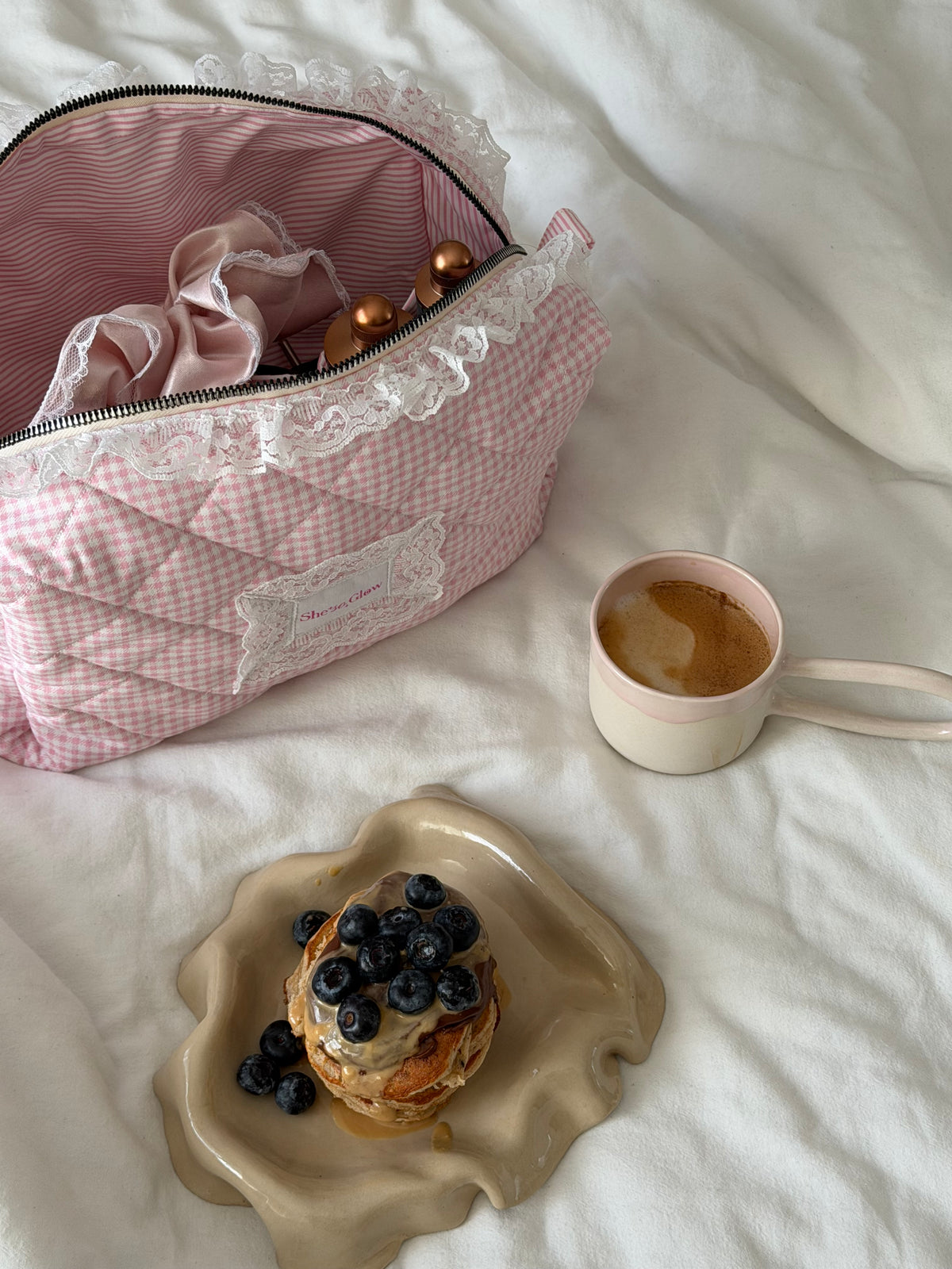 The Gigi Dyson Çantası — Dantelli Pembe Gingham Saç Şekillendirici Organizer