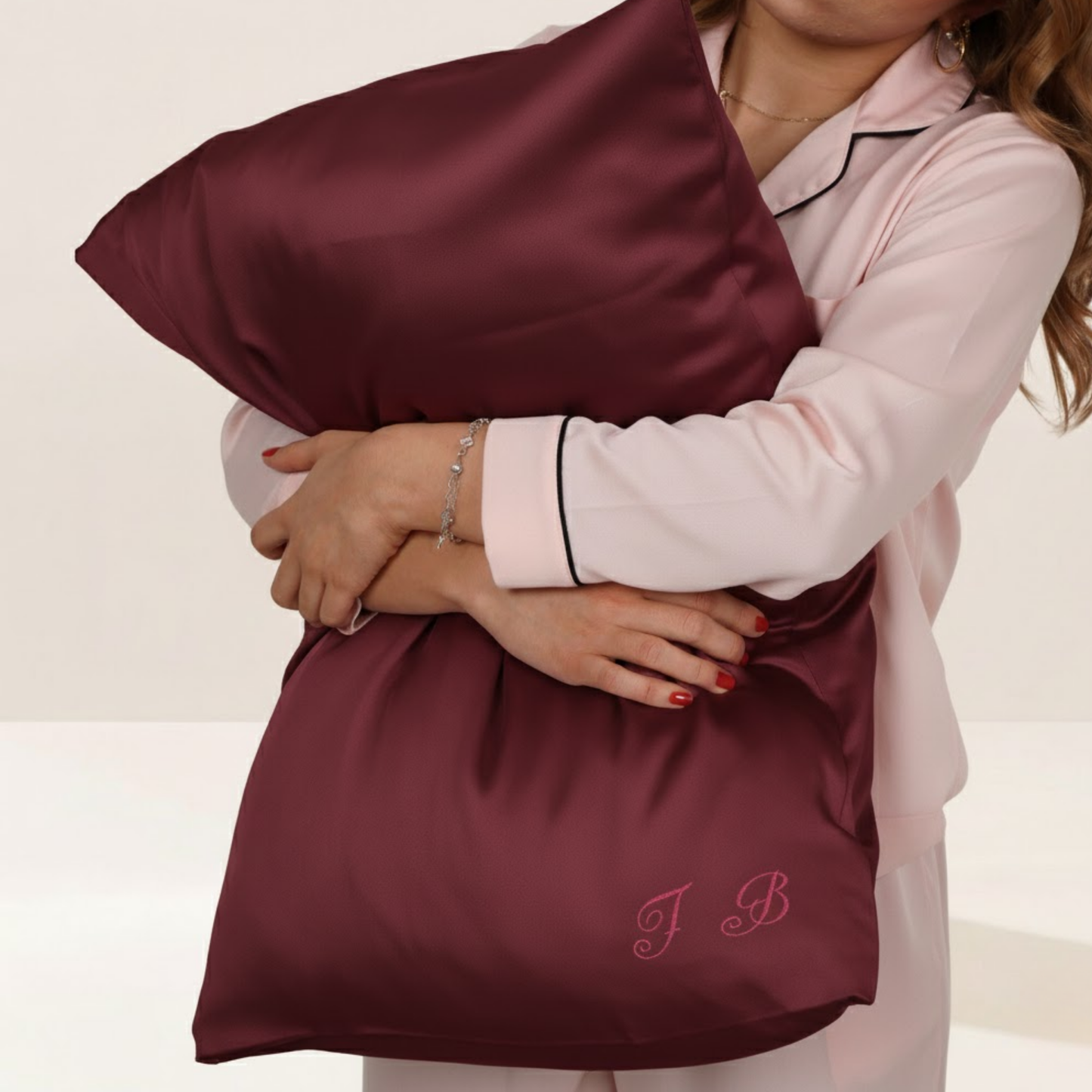Elizabeth – İsminize Özel İşlemeli Premium Vegan Saten Güzellik Yastık Kılıfı