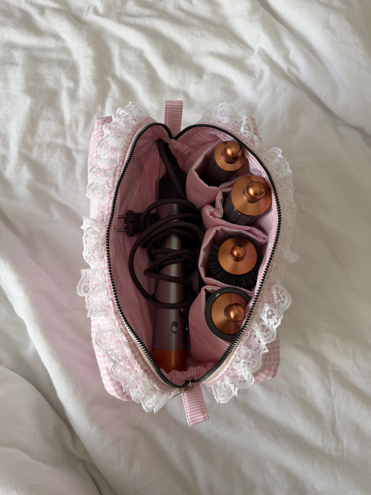 The Gigi Dyson Çantası — Dantelli Pembe Gingham Saç Şekillendirici Organizer